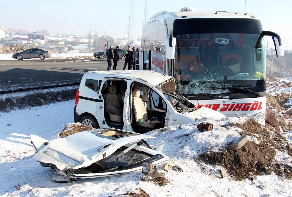 Ardahan'da trafik kazası: 1 ölü, 2 yaralı